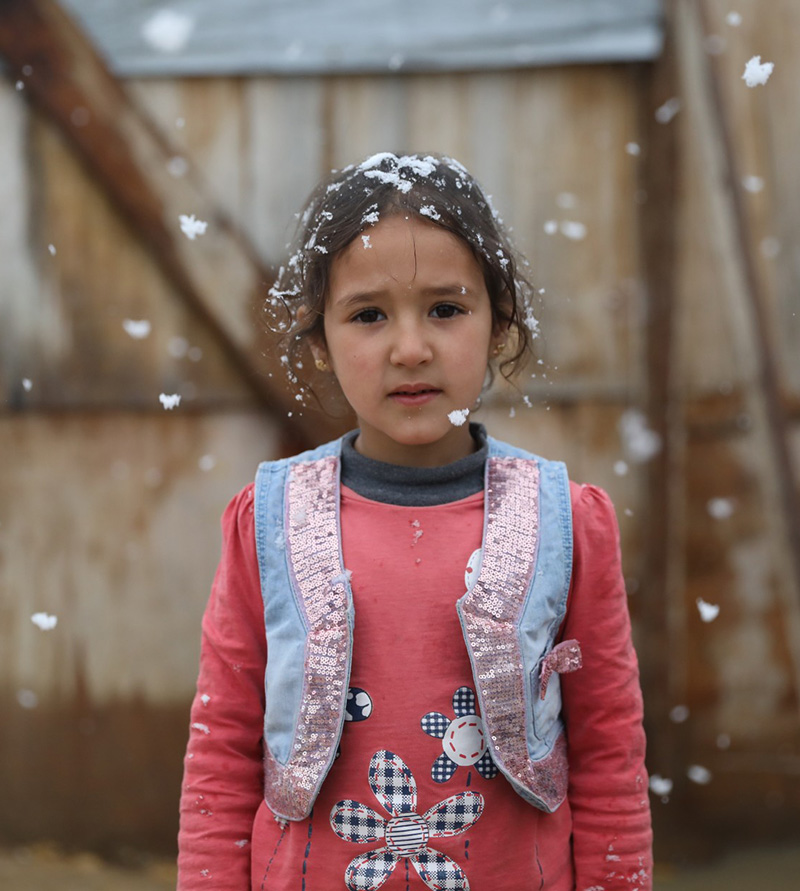 Petite fille réfugiée en hiver